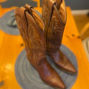 Woman’s cowboy boots.  Size 71/2 All Leather by Dan Post.